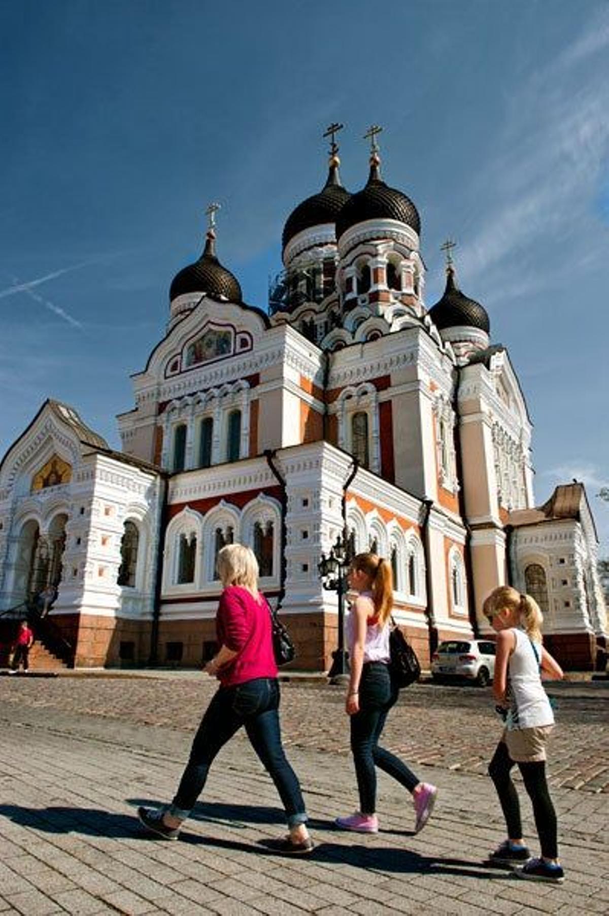La Catedral de San Alejandro Nevski destaca por sus cúpulas de cebolla, sus iconos ortodoxos y los frescos de su interior.