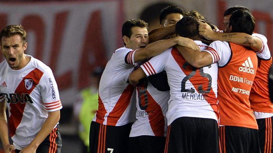 Los jugadores de River Plate celebran el gol ante Boca.