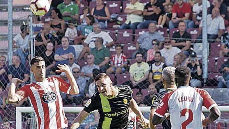 Valjent cabecea durante el partido en Lugo.