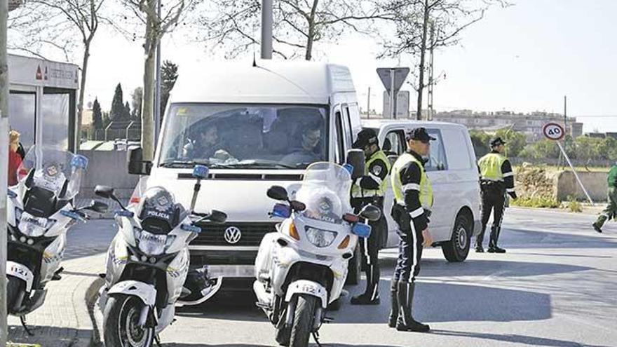 Agentes de la Policía Local, durante un control de documentación en Palna.