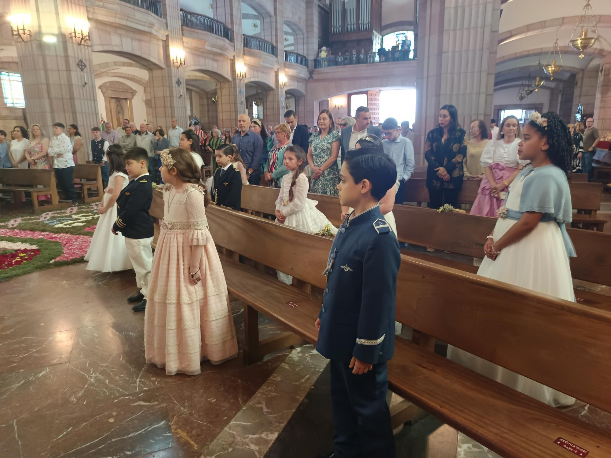 Espectaculares alfombras florales en Cangas de Onís por el Corpus Christi