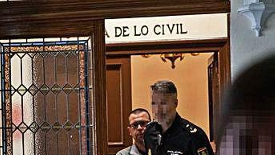 El condenado abandona la sala de vistas de la Audiencia.