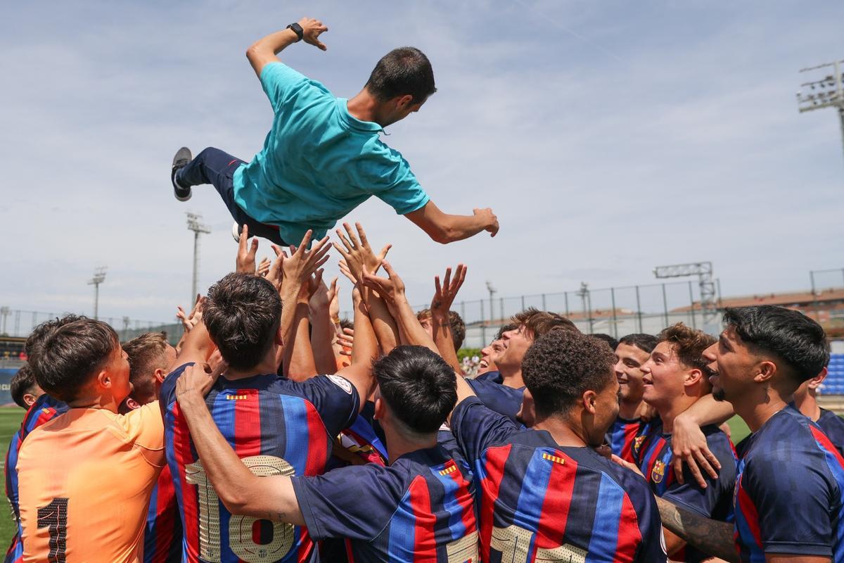 ¡Euforia absoluta! Así ha celebrado el Juvenil 'A' el título de Liga