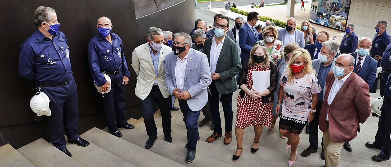 El alcalde de Mieres, Aníbal Vázquez, en el centro, junto a otros representantes institucionales, a la entrada del salón de actos de la Feria. | Juan Plaza