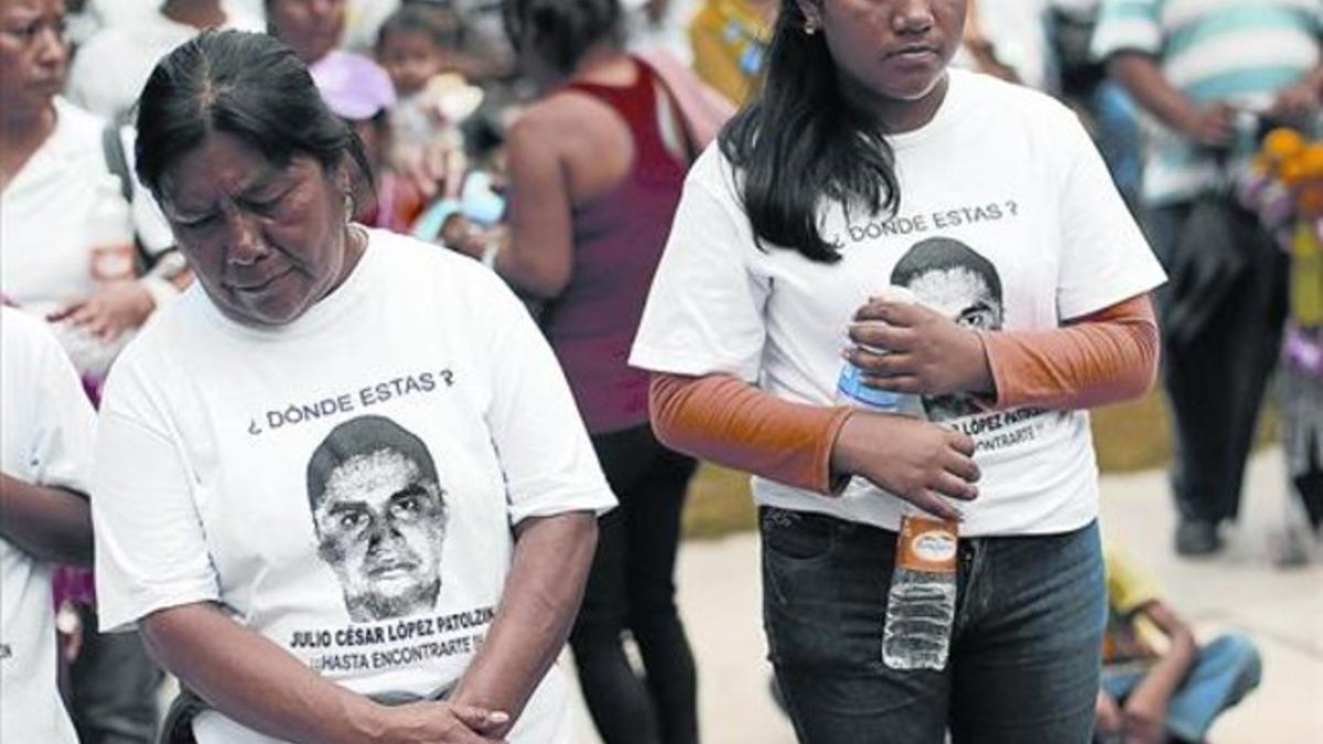 Sufrimiento 8 Dos mujeres con camisetas de familiares desaparecidos protestan en un acto en Tixtla, en las afueras de Chilpancingo, el jueves.