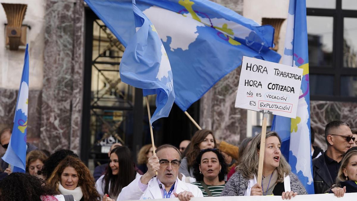 Concentración de médicos del pasado día 11, ante la sede del Servicio de Salud del Principado (Sespa).
