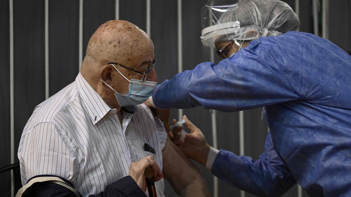 Una sanitaria vacuna a un hombre con una dosis de Sputnik V en Buenos Aires, el 2 de febrero de 2021
