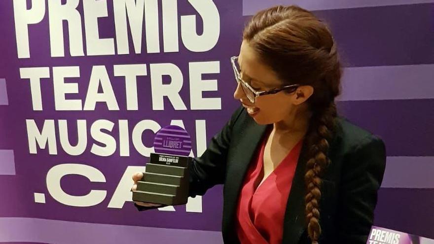 Sílvia Sanfeliu amb el premi a millor llibret de Teatremusical.cat