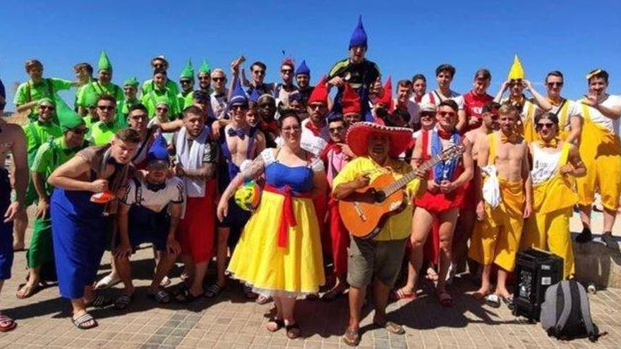 Blancanieves y decenas de enanitos: la juerga viral de un equipo de fútbol en Mallorca