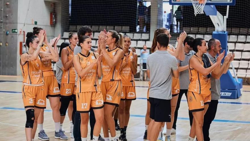 Las jugadoras del Recoletas Zamora agradecen el apoyo de sus aficionados tras la victoria en Barcelona. | L. O. Z.