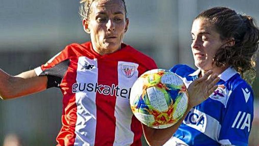 Tere Abelleira disputa el balón con una jugadora del Athletic.