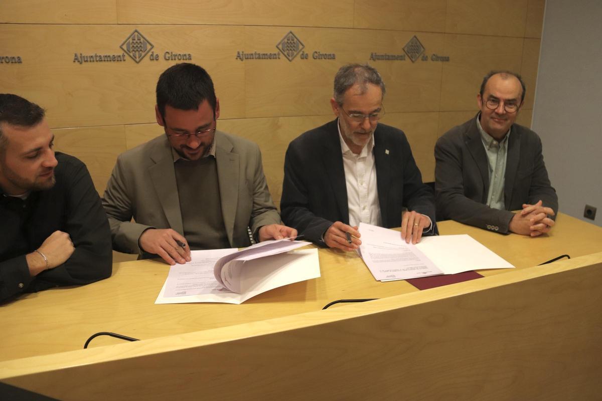 L'alcalde de Girona, Lluc Salellas, i el rector de la UdG, Josep Calbó, signen el conveni per crear una càtedra d'Acció Climàtica.