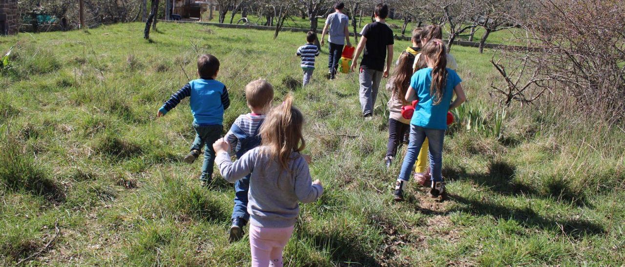 Los hermanos ucranianos recién llegados a Robleda juegan en la parcela de su nueva casa sanabresa. | A. Saavedra