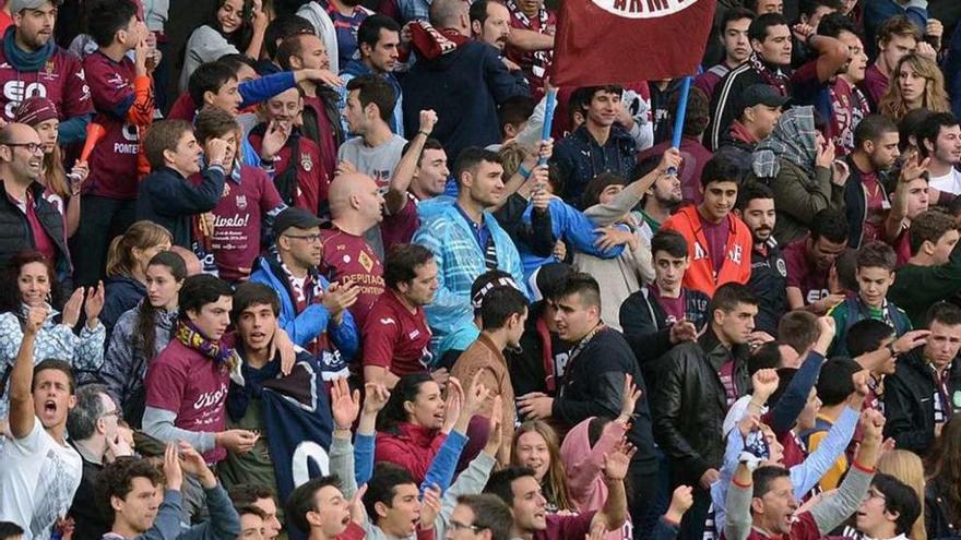 Aficionados animando en el Fondo Norte. // Rafa Vázquez