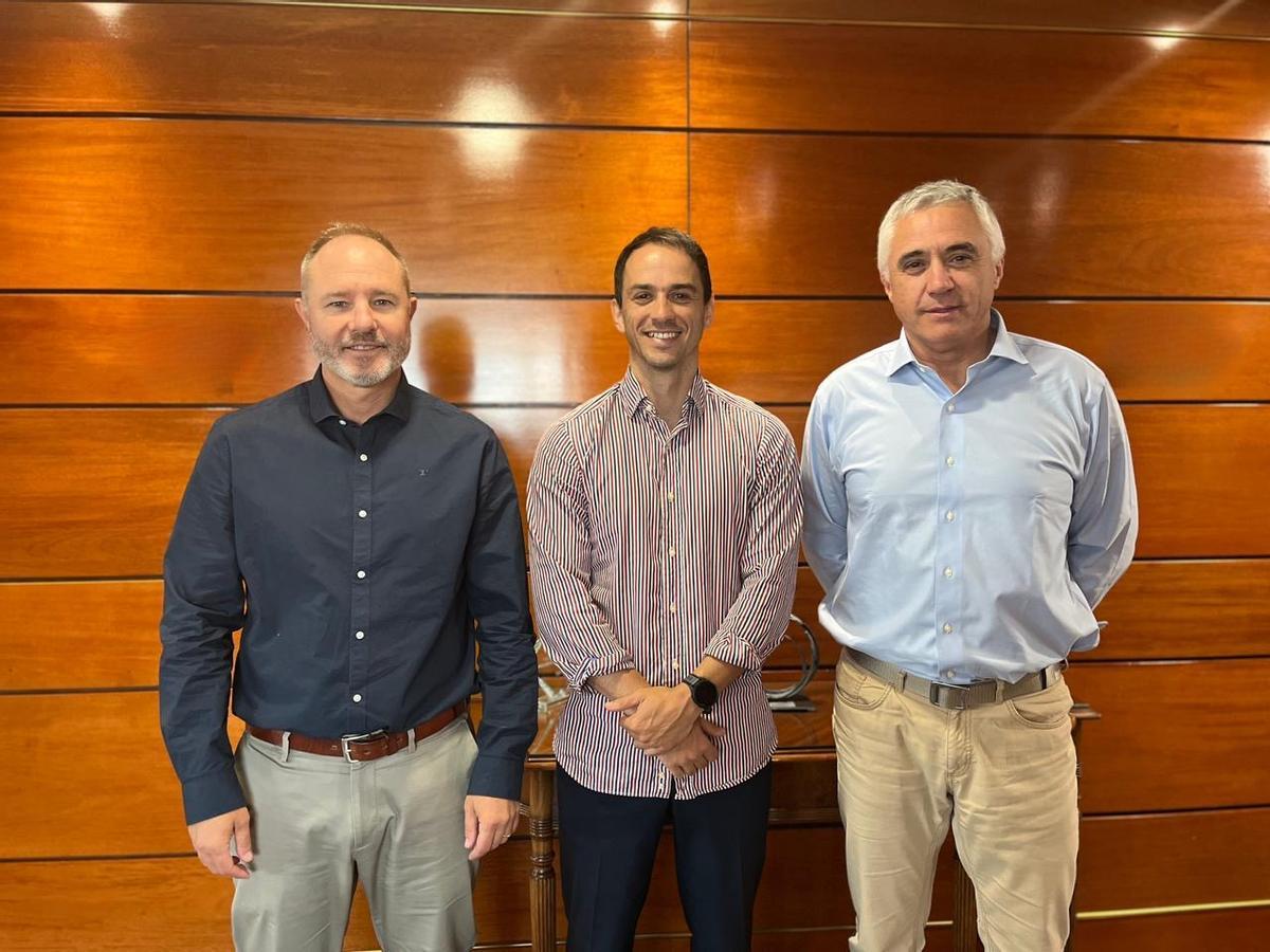 Representante de la Zona Franca de Gran Canaria con miembros de la Cámara de Comercio de Santiago