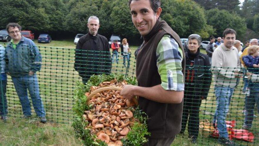 Un participant al concurs amb una cistella de rovellons al pla de Puigventós, l&#039;any passat