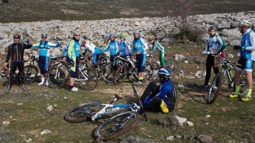 Miembros del Club de Ciclistas de Antequera durante un entrenamiento.