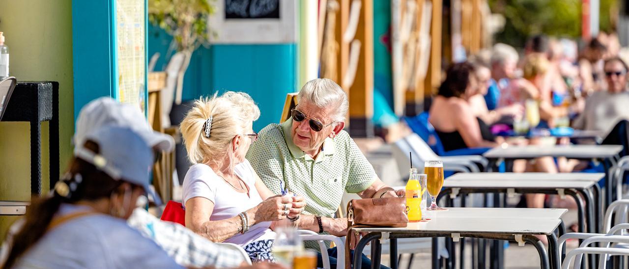 Turistas tomando un refresco en una terraza de Benidorm este mes de enero