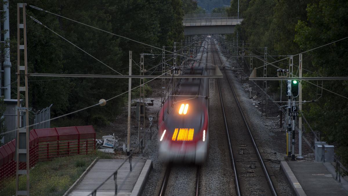 Tren de cercanias en la estacion de Castelldefels.