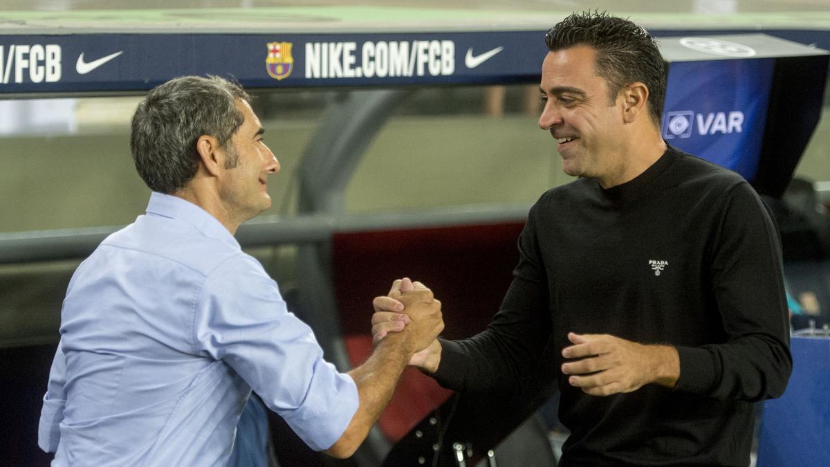 Xavi y Valverde se saludan antes de iniciarse el partido