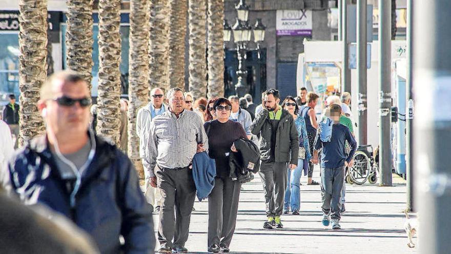 Imagen del paseo de Juan Aparicio de Torrevieja, ayer.