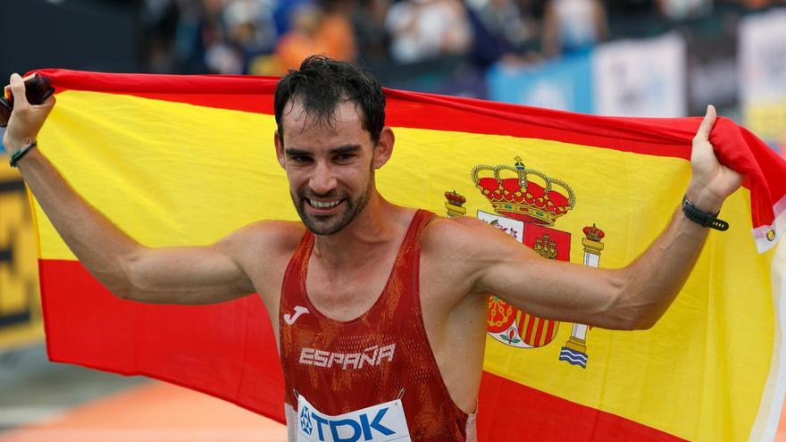 Álvaro Martín tras proclamarse campeón del mundo de 20 km marcha. EFE/Javier Etxezarreta