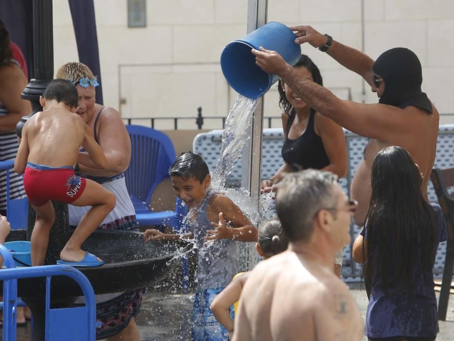 Un centenar de personas participan en la poalà, que se celebra en la plaza del Puente, en el Casco Antiguo de Alicante