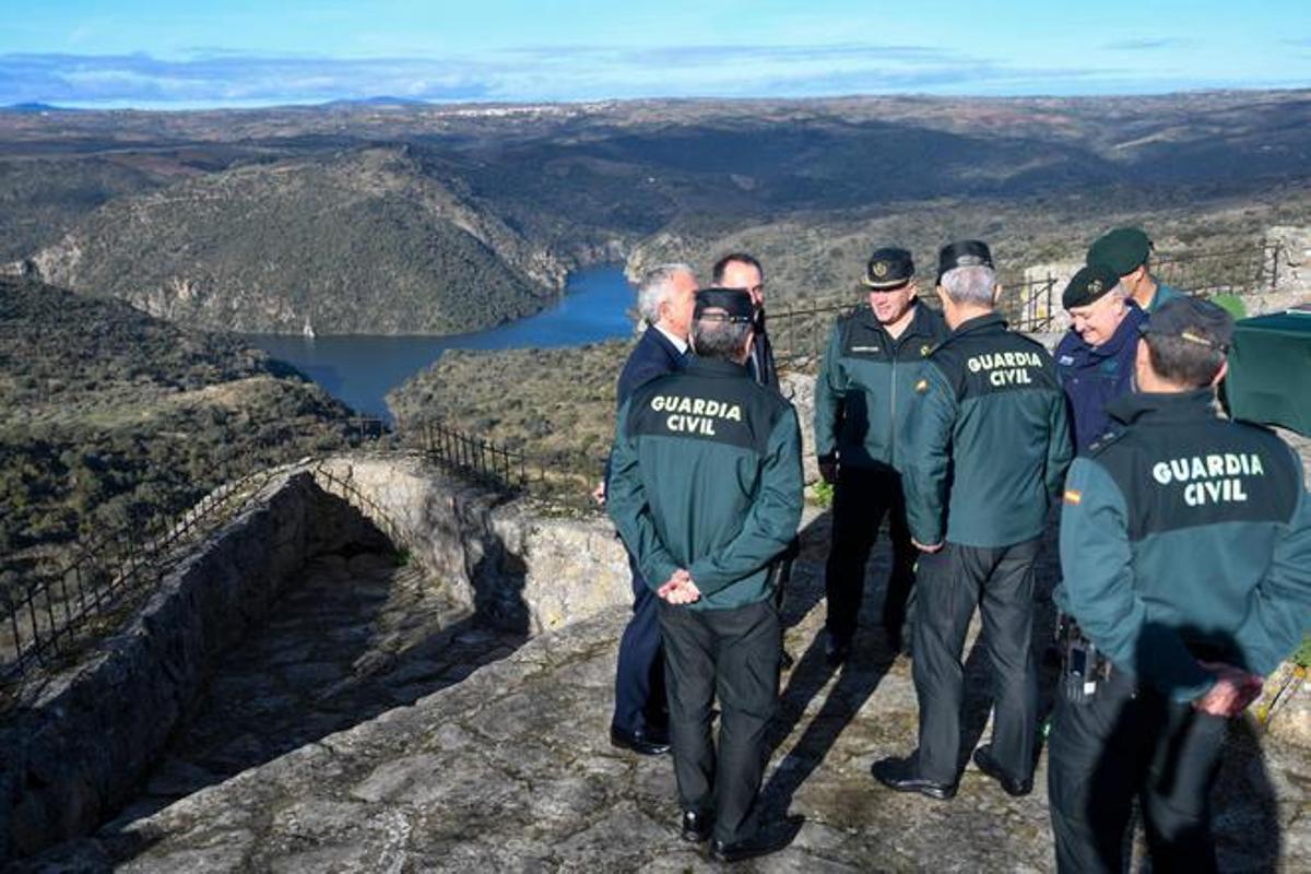 Ejercicio de la Guardia Civil y la GNR portuguesa en el Castillo de Fermoselle