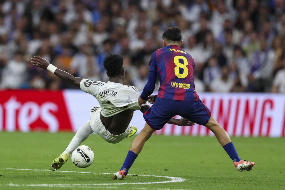 Pedri agarra a Vinicius en el clásico del Bernabéu