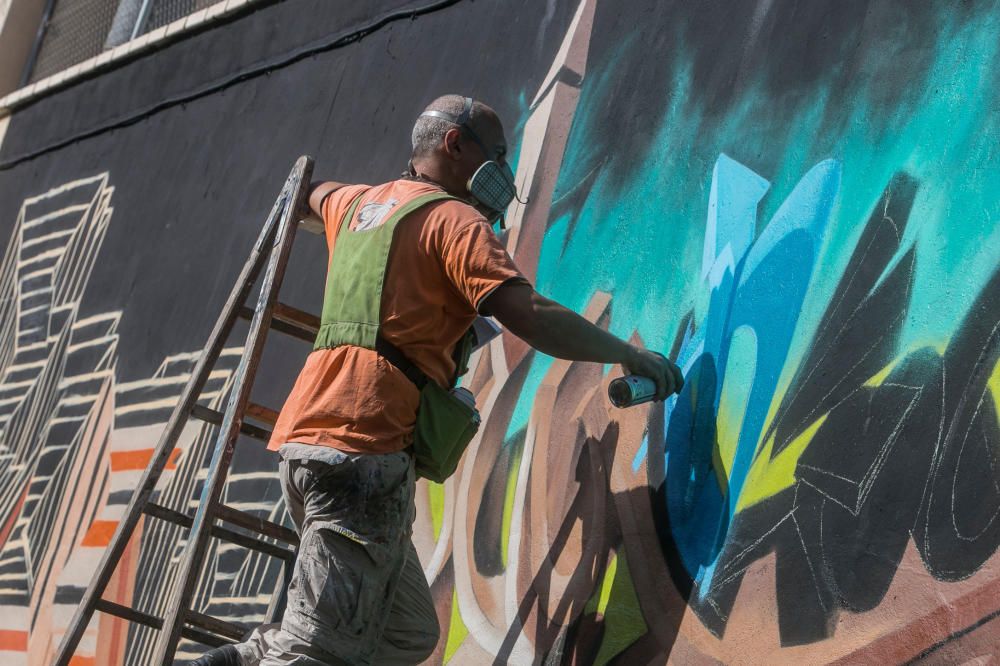 Un gigantesco grafiti en Campoamor