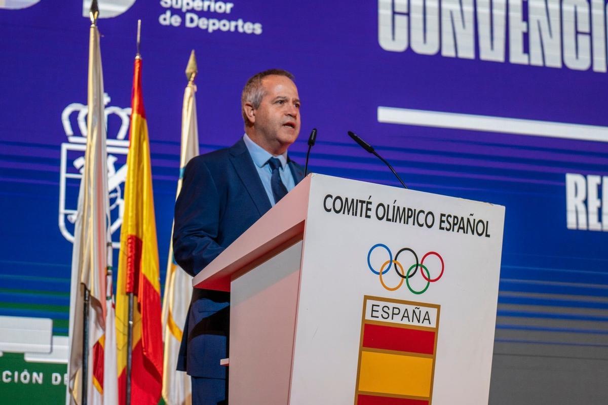 Pablo Carpio, interviniendo en una convención de béisbol en el COI.