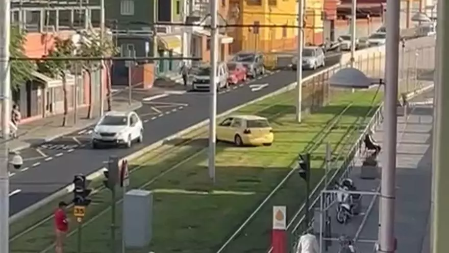 Una conductora invade las vías del tranvía en Taco