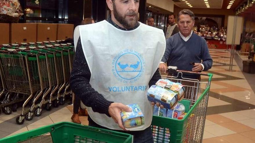 El periodista Gonzo participó en la recogida en Pontevedra. // R. V.