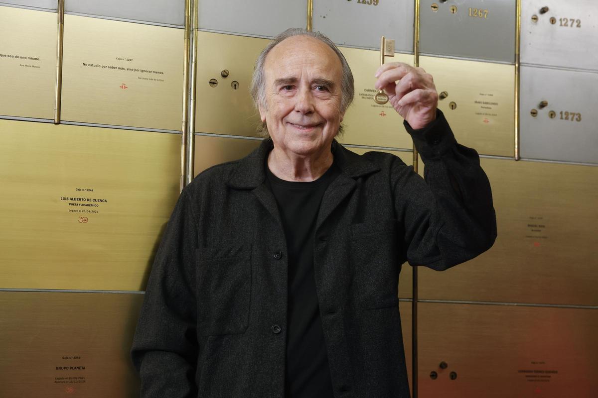 Serrat sujeta la llave de la caja 1.276 donde ha depositado su legado.