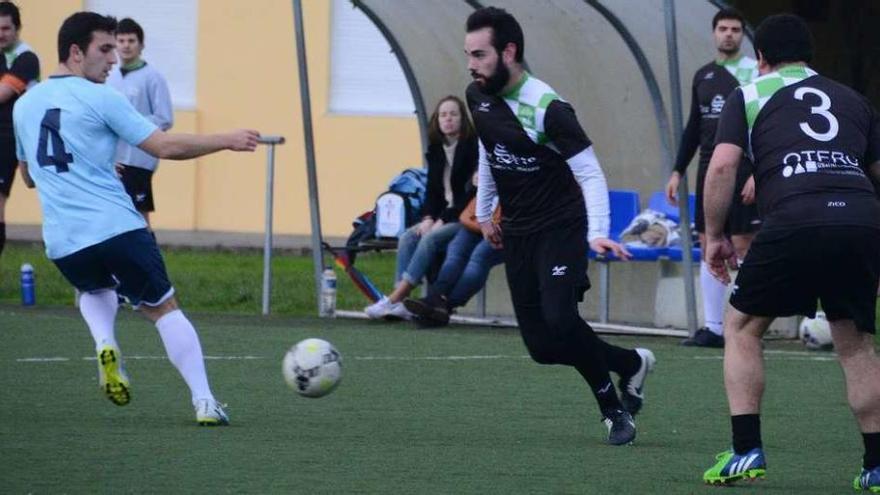 Un partido de esta jornada en la Liga Keniata de Moaña. //Gonzalo Núñez