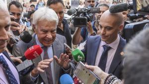 Felipe González llega a la entrega del Premio Iberoamericano Torre del Oro, en Sevilla.