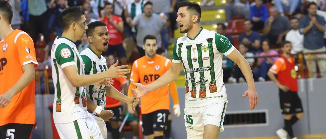 Antoniazzi y Arnaldo Báez celebran un gol ante el Ribera Navarra.