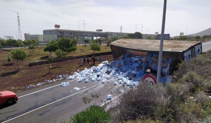 Vuelco de un tráiler en Arafo