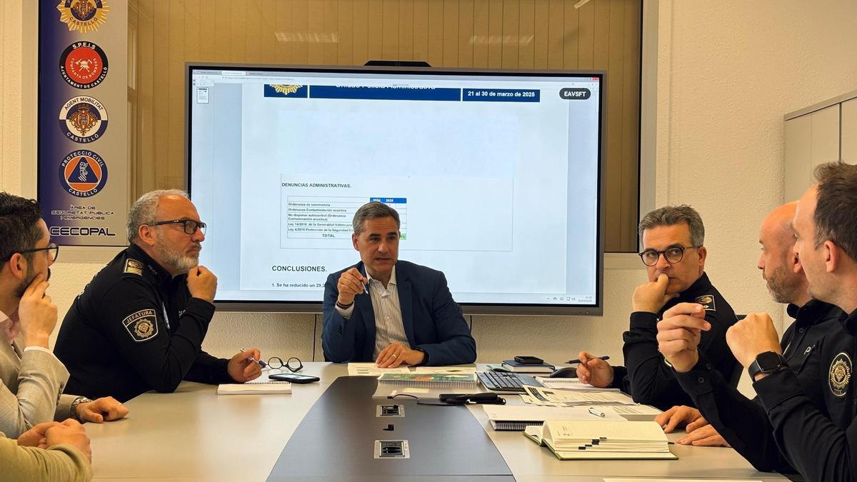 Reunión del concejal de Seguridad y Emergencias, Antonio Ortolá, para hacer balance de las fiestas con la Policía Local, este miércoles.