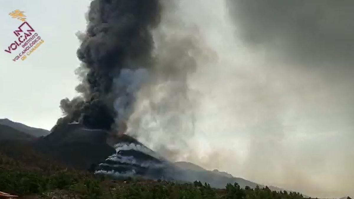 El volcán de La Palma expulsa una gran columna de humo.