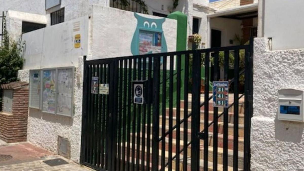 Acceso principal al colegio El Carmen, en el casco antiguo de Marbella.