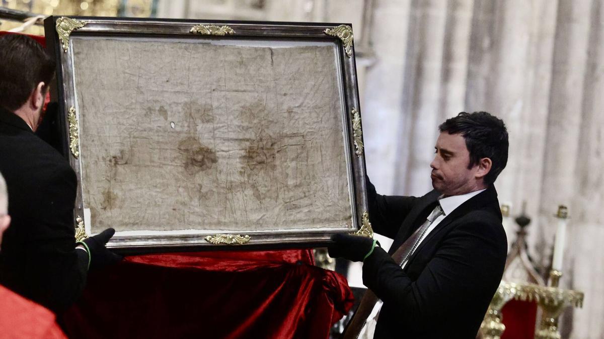 EN IMÁGENES: Devoción por el Santo Sudario en la Catedral de Oviedo