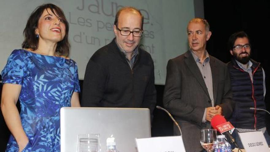 Lairón y Boix enseñan a los niños la figura de Jaume I