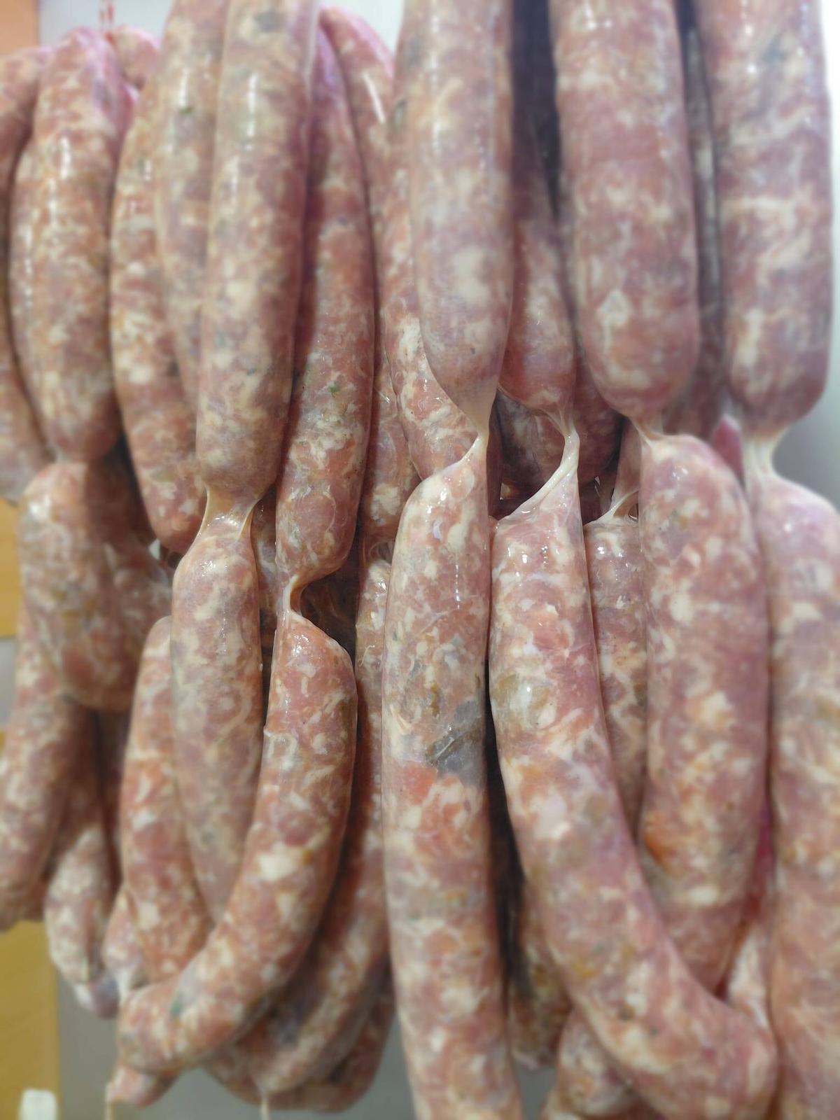 Detall de les botifarres de rovellons de la Carnisseria Gironell de Girona.
