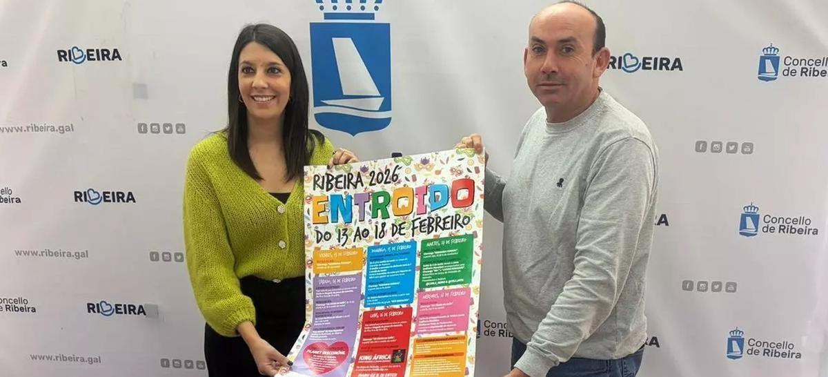 A alcaldesa, María Sampedro, e o edil Fernando Abraldes, presentando a programación