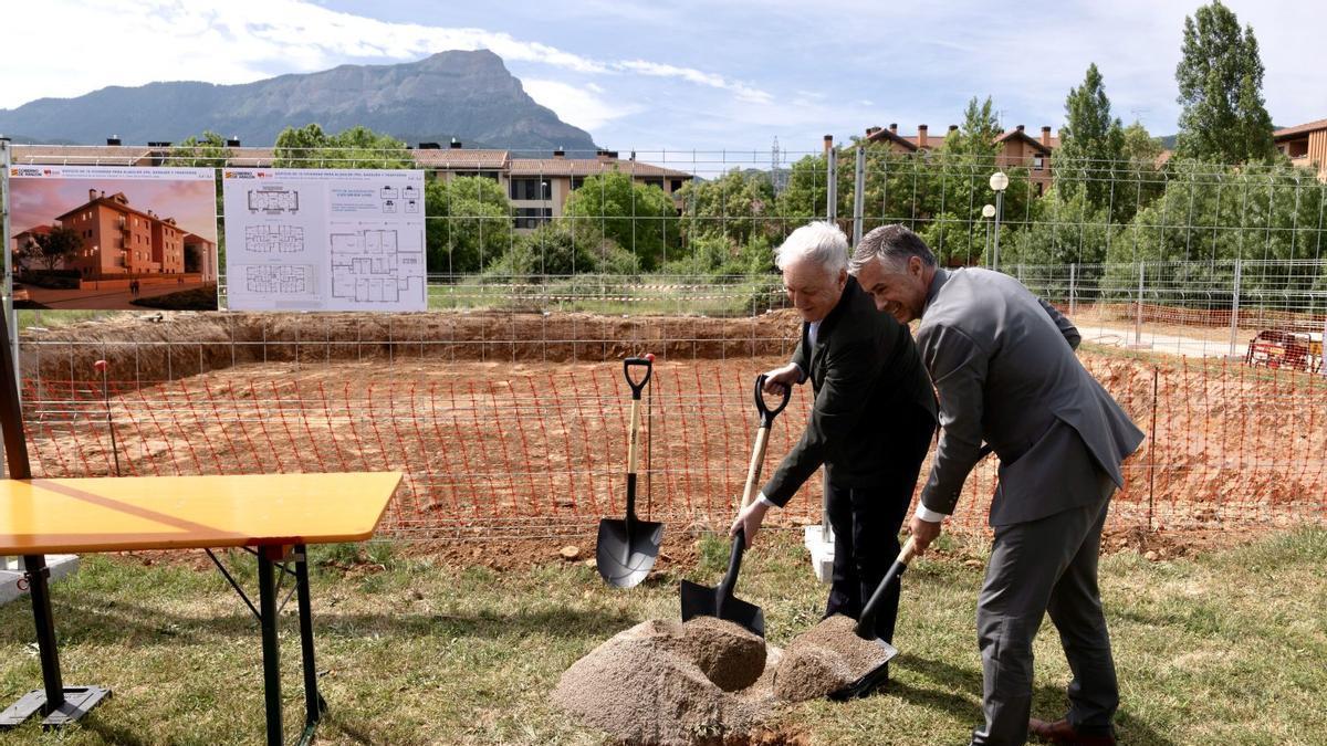 El consejero de Vivienda, Octavio López, y el alcalde de Jaca, Carlos Serrano, ponen la primera piedra de una promoción de viviendas.