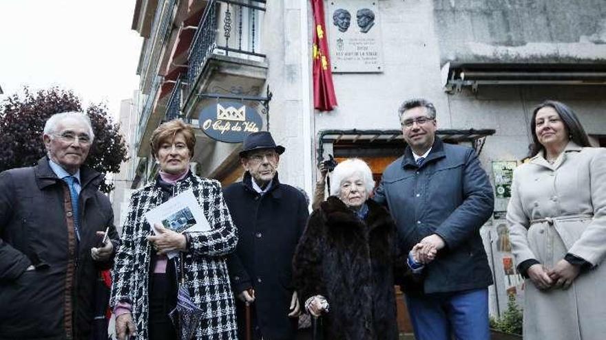 Juan Manuel de Prada y a la derecha, Manuel Puga. Junto a estas líneas, descubrimiento de la placa en la casa donde vivió Diego San José de la Torre. // Fotos: Alba Villar