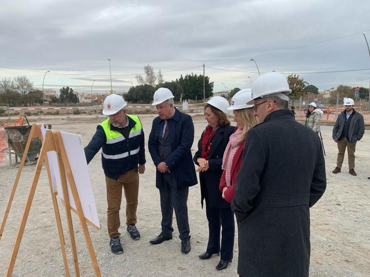 Los técnicos muestras el proyecto a los cargos públicos en Almoradí