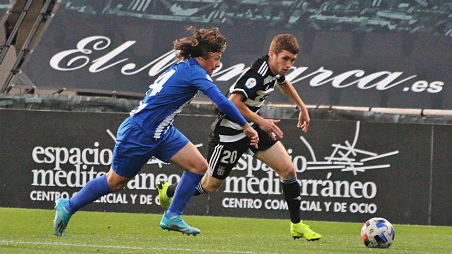 Teddy y Bermejo luchan por el balón. | TWITTER CANTERA FC CARTAGENA