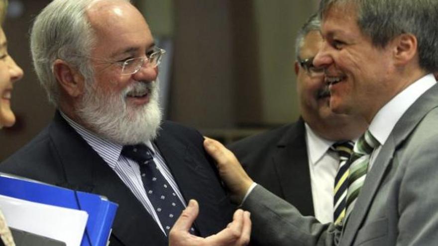 Arias Cañete y Dacian Ciolos, ayer, antes del Consejo de Agricultura celebrado en Bruselas.